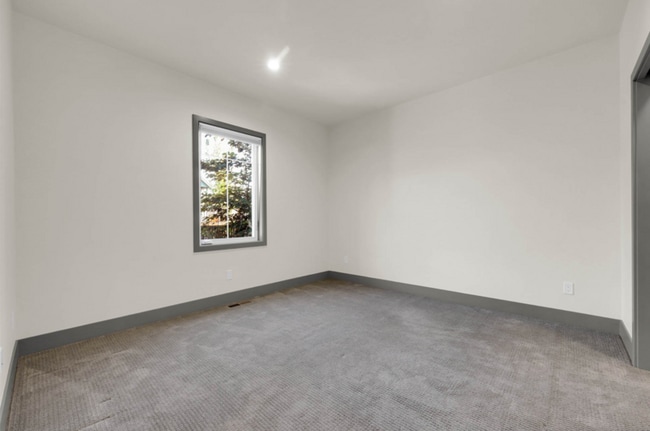 Building Photo - 1909 Elkhorn Dr