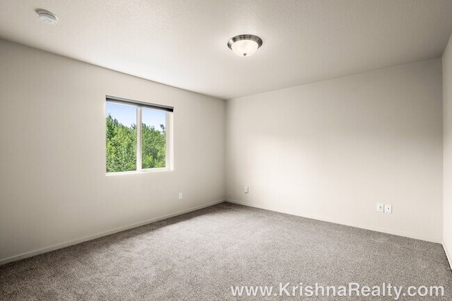 Building Photo - Eco-Friendly & Modern Townhome in Hazel Dell North