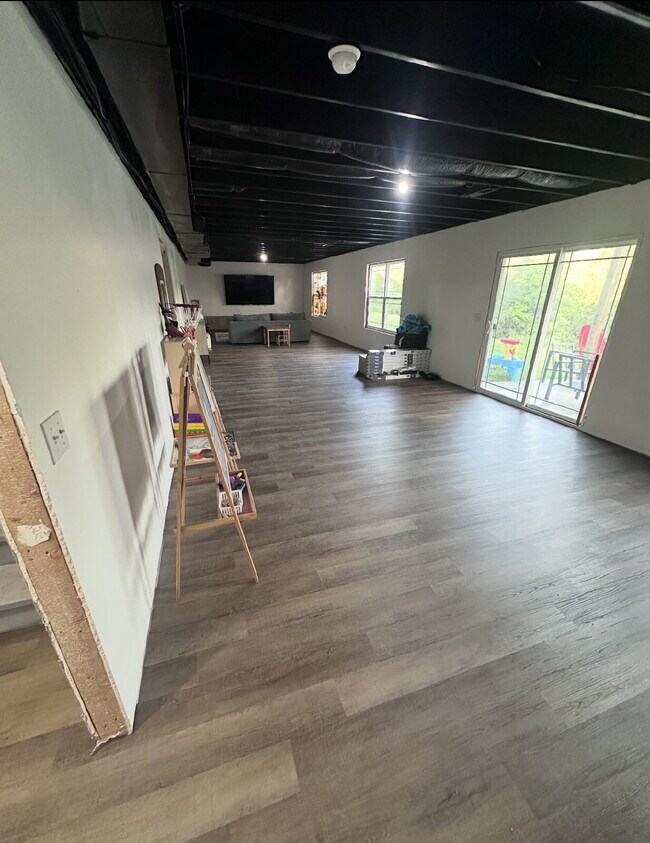 Building Photo - Welcome to your future home in Hollister, ...