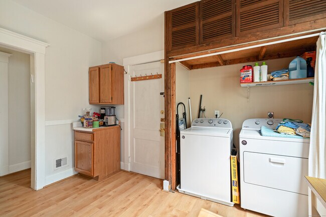 Building Photo - 253 W Elm St