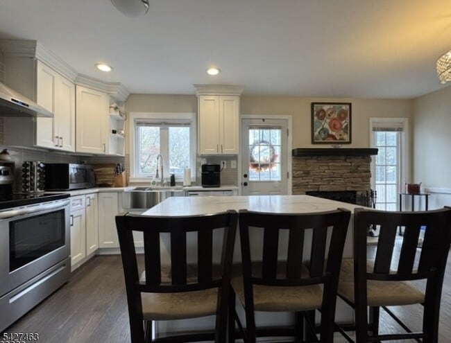 Building Photo - 2109 Jamestown Common