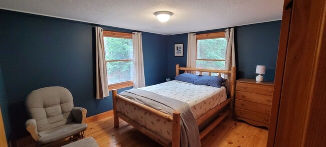 Building Photo - Fully Furnished 3 Bedroom Cabin