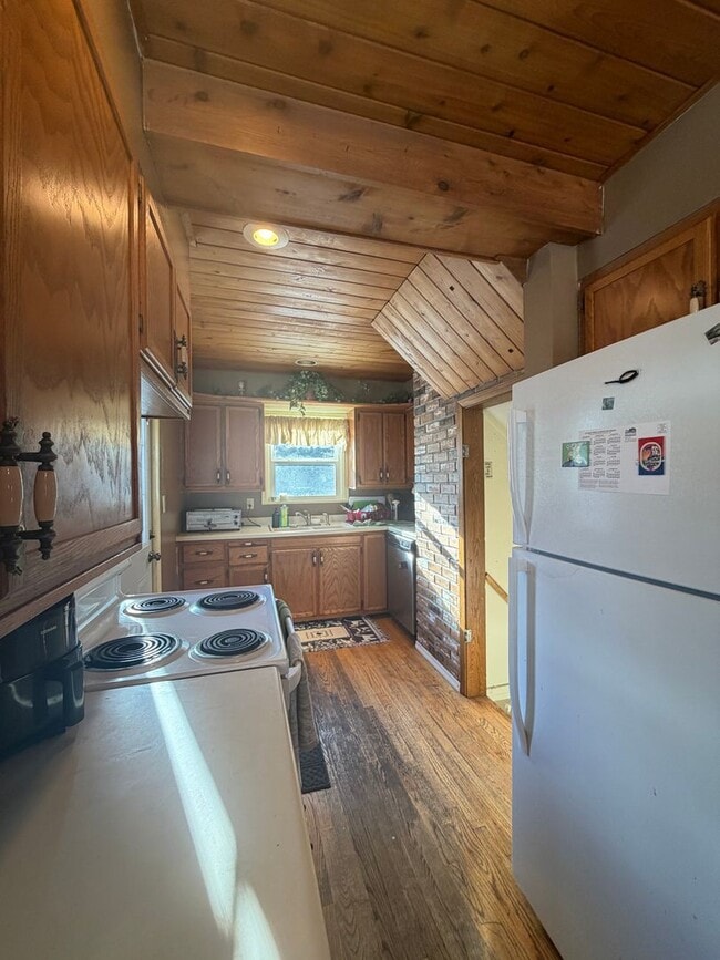 Building Photo - AVAILABLE JUNE -4 Bed, 2 Bath Home with Garage!