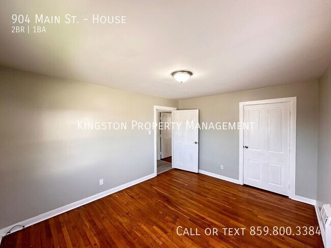 Building Photo - 904 Main St