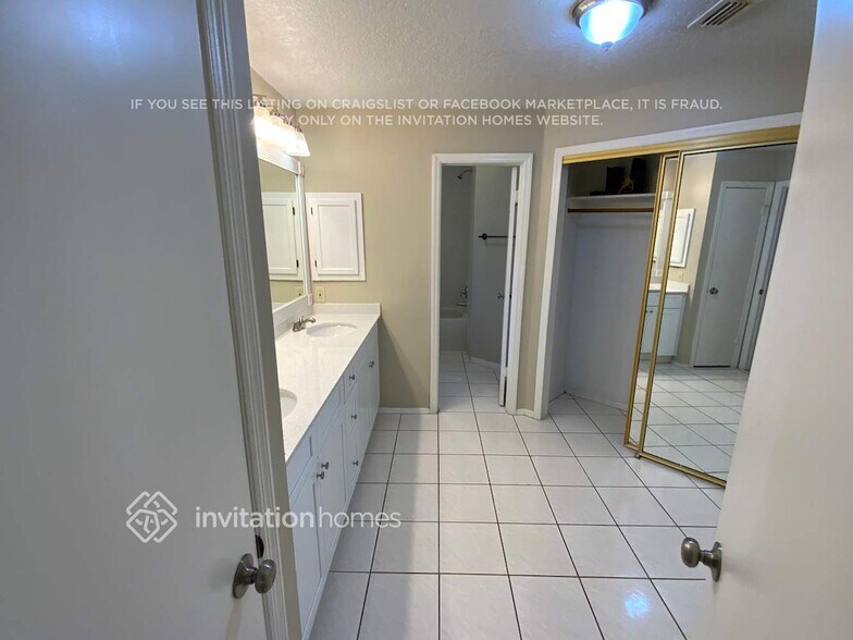 Building Photo - 3871 Biscayne Dr