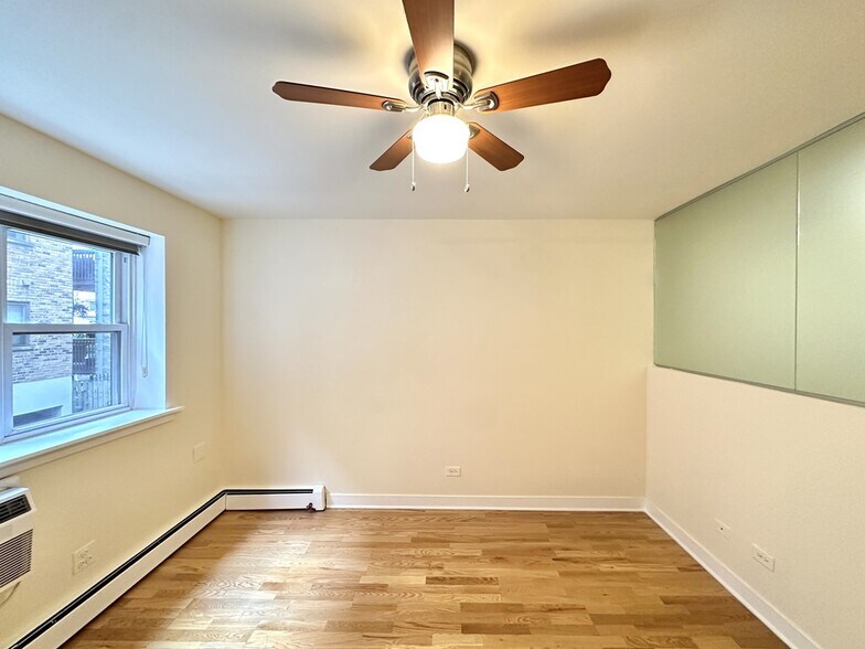 Building Photo - 650 W Wrightwood Ave