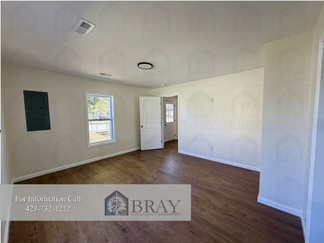 Building Photo - Fully Renovated 2BR Home in Kingsport – St...