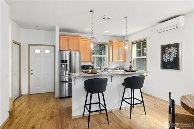Building Photo - Spacious 3bd/3ba Townhouse
