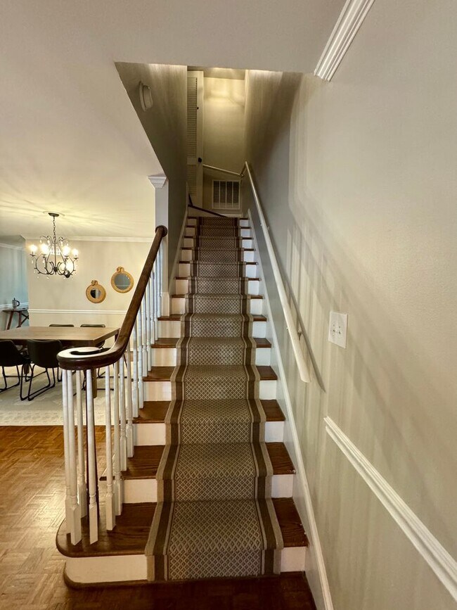 Building Photo - Fully Furnished 2 BR Townhouse in Chapel Hill – Utilities Included!