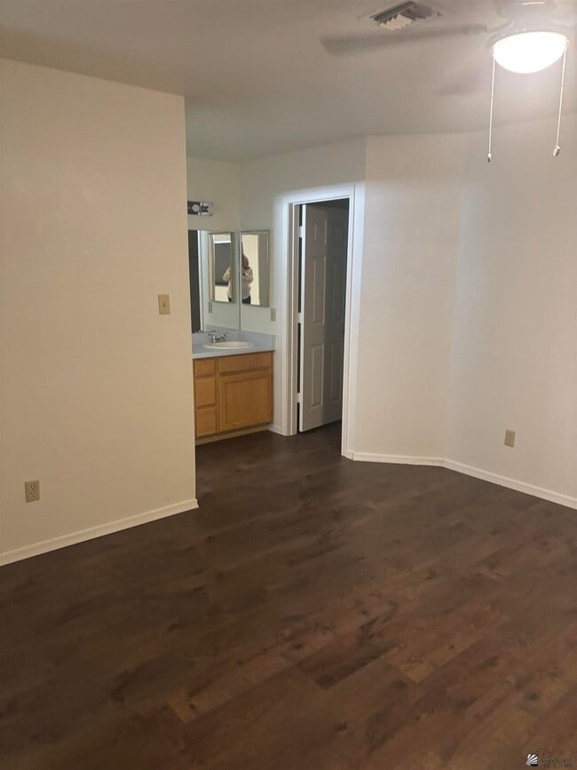 Building Photo - 2605 W 12th Pl