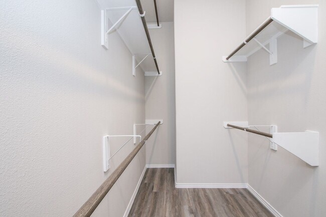 Building Photo - Beautiful 3 Bedroom / 2 Bathroom home in 7...