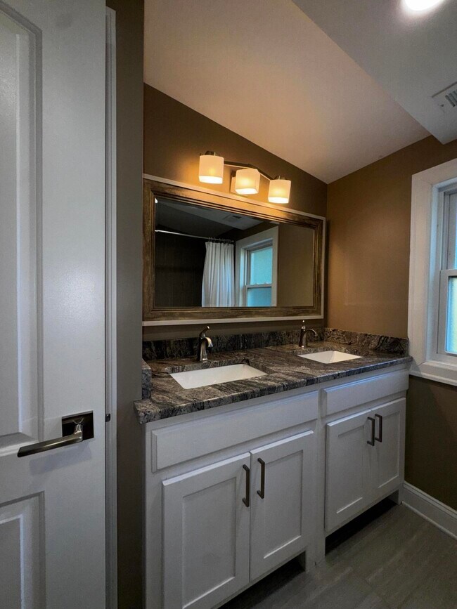 Building Photo - 564 Claymont Dr