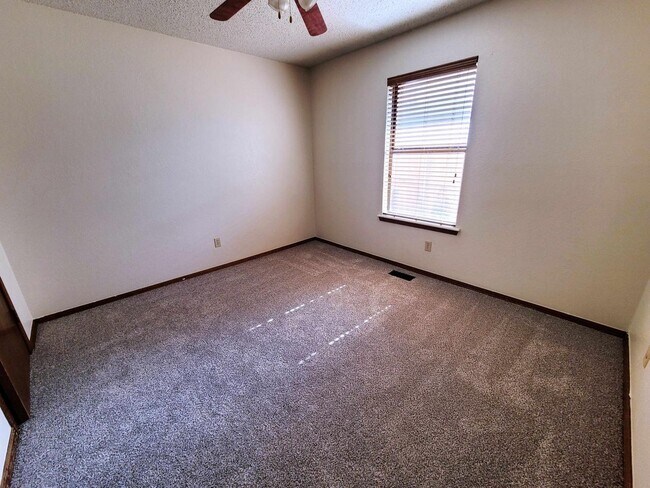 Building Photo - Spacious Living in a Prime Yukon Location