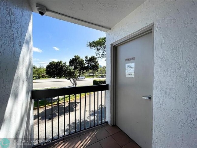 Building Photo - 711 N Pine Island Rd