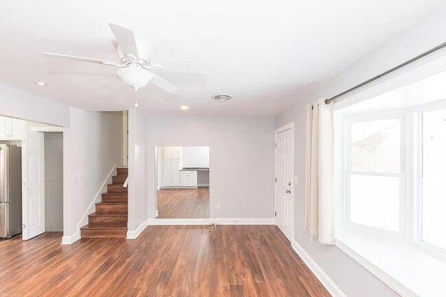 Building Photo - 1105 Golfview Dr