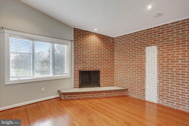 Building Photo - 9801 Clydesdale St