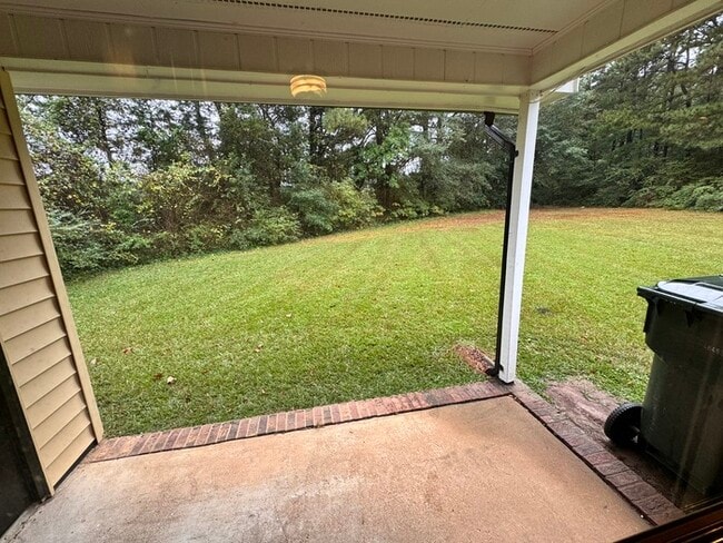 Building Photo - Adorable 2 bed 1 bath townhome! Short Dist...