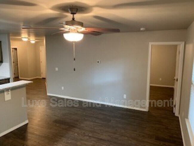 Building Photo - 2024 Buena Vida Ln