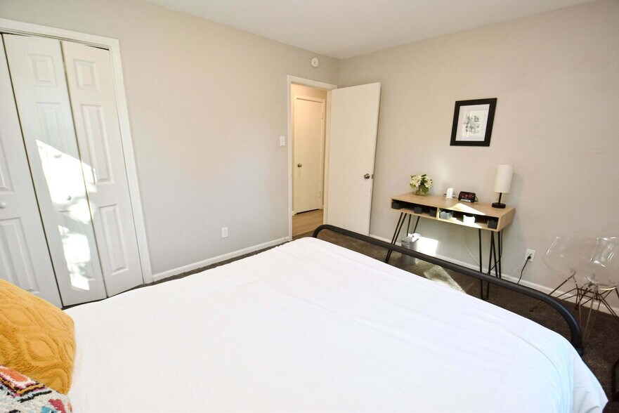 Building Photo - 815 N Twyckenham Dr