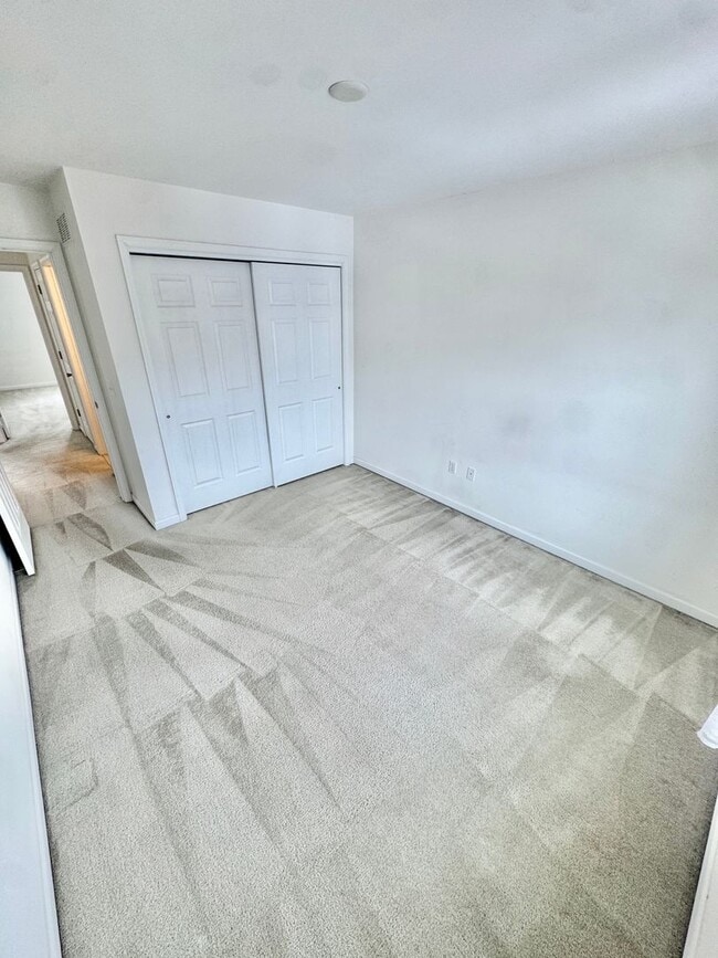 Building Photo - THREE BEDROOM TOWNHOME- PARKLAND SCHOOLS