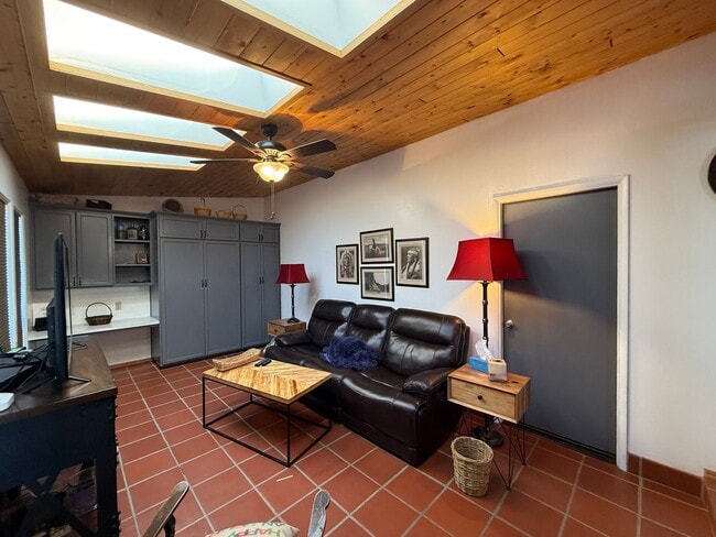 Building Photo - Stunning Fully Furnished 3 Bed-3 Bath Home with Den - Over 2300 Sq Ft.