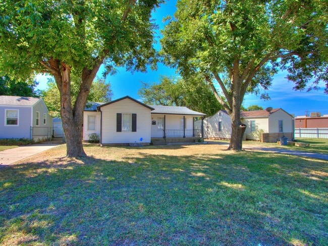 Building Photo - Charming 2 bed 1 bath home with many updates!
