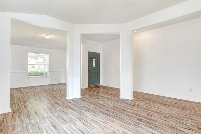 Building Photo - 1305 4 Cabin Ct