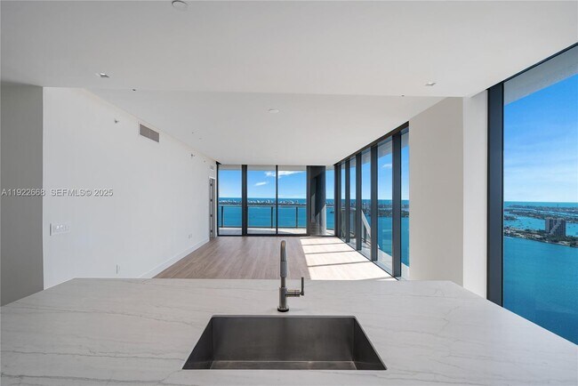 Building Photo - 700 NE 24th St