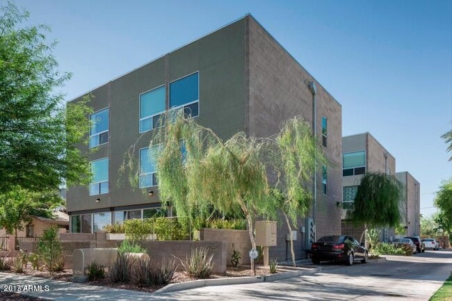 Building Photo - 525 E Willetta St