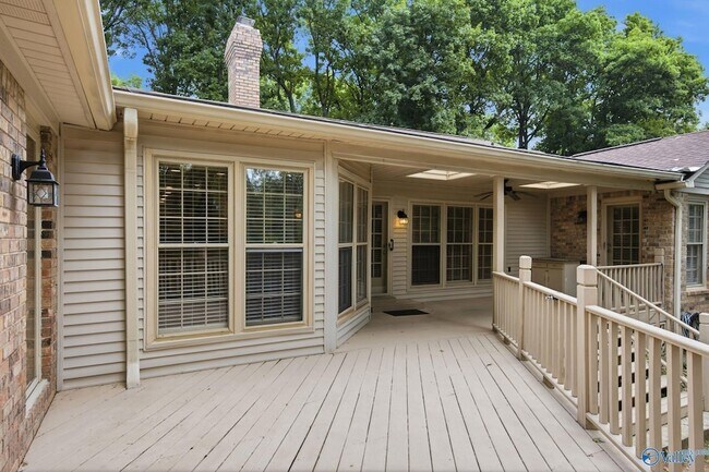 Building Photo - 815 Baylor Dr SE