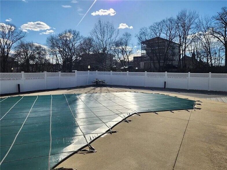 Building Photo - 98 Mill St