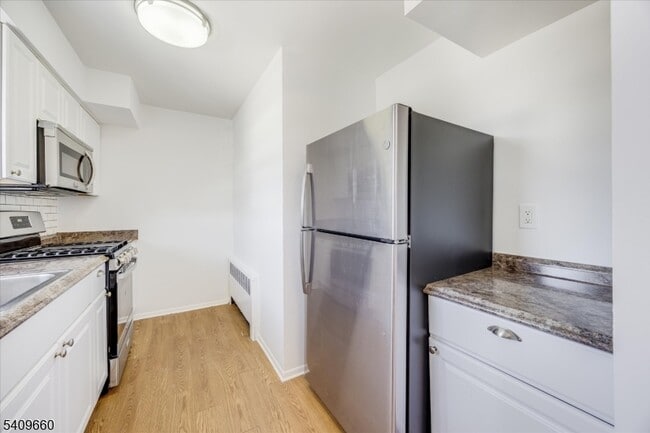 Building Photo - 14 Wedgewood Dr