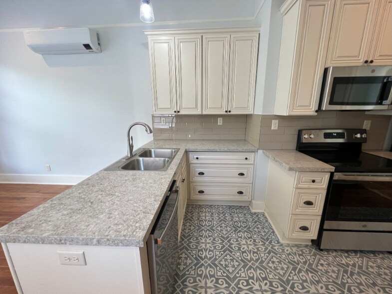 Building Photo - 514 E 8th St