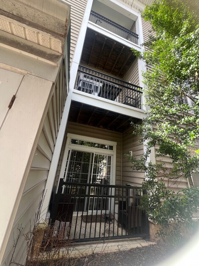 Building Photo - 23620 Overlook Park Dr