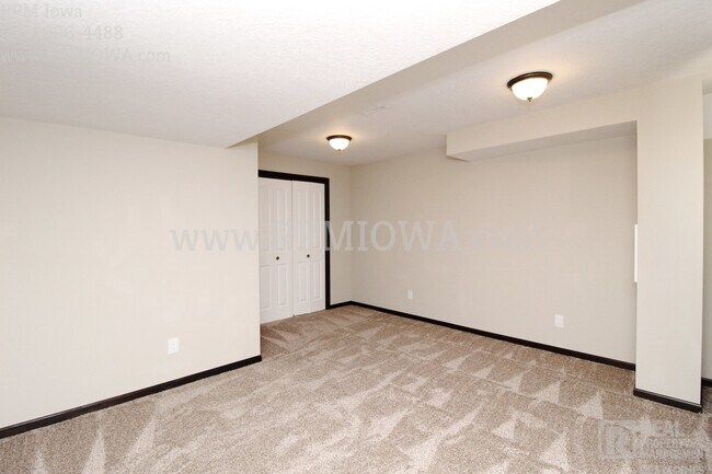 Building Photo - OVER 2000 SQ FT!!   5 Bedroom, 3.5 Bath Home in Urbandale