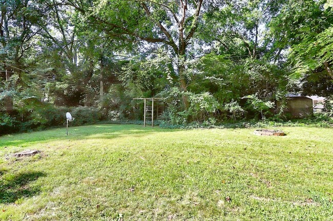 Building Photo - Discover the charm of this brick ranch nestled in the heart of Madison Park