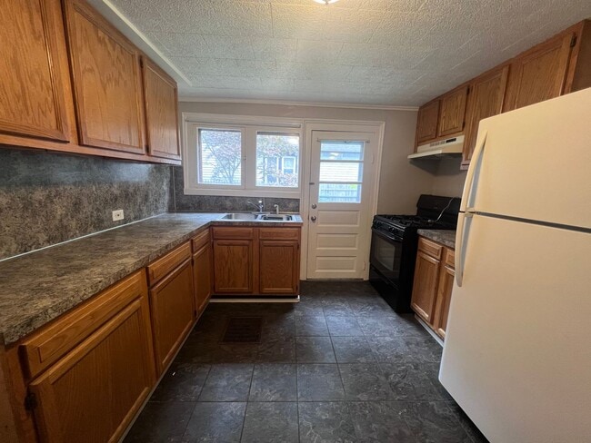Building Photo - Wonderful and Spacious Three Bedroom Home Minutes from Downtown Grand Rapids!!
