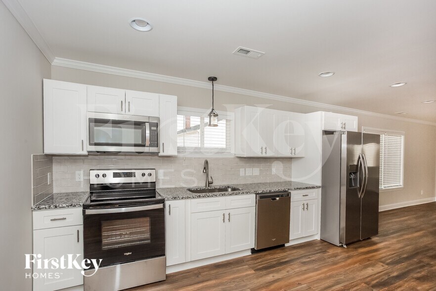 Building Photo - 621 E Mills Dr