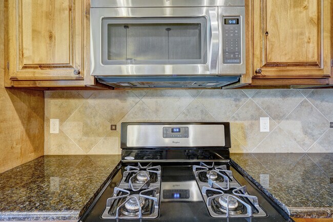 Building Photo - 1713 Pinewood Dr