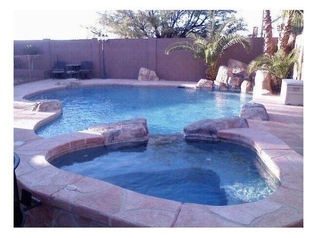 Building Photo - Immaculate 4 BR/ 2.5 Bath  w/ a Pool and Hot Tub in Rita Ranch!