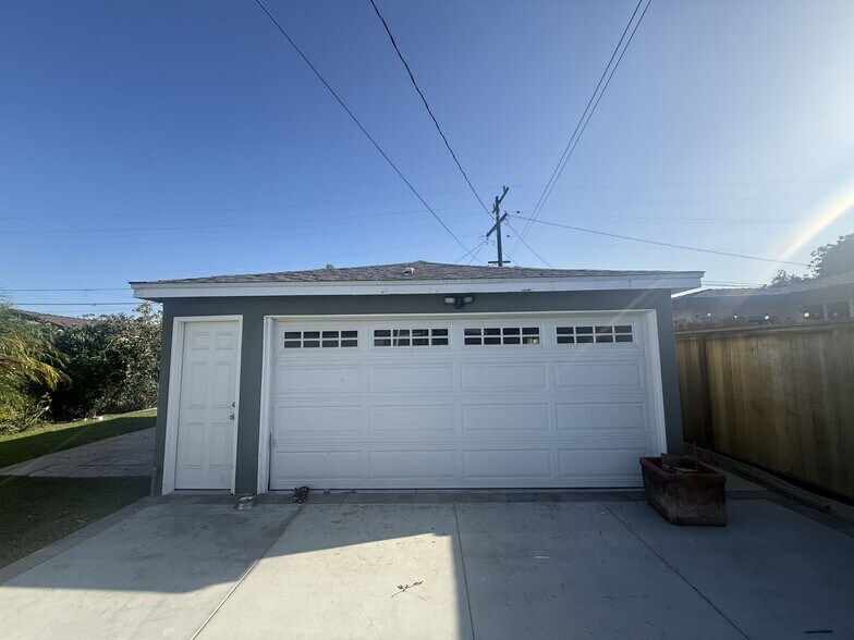 Building Photo - 5134 W 131st St