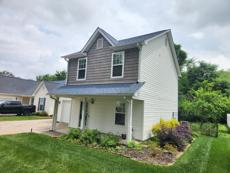 Building Photo - Room in House on Meadowcreek Village Dr