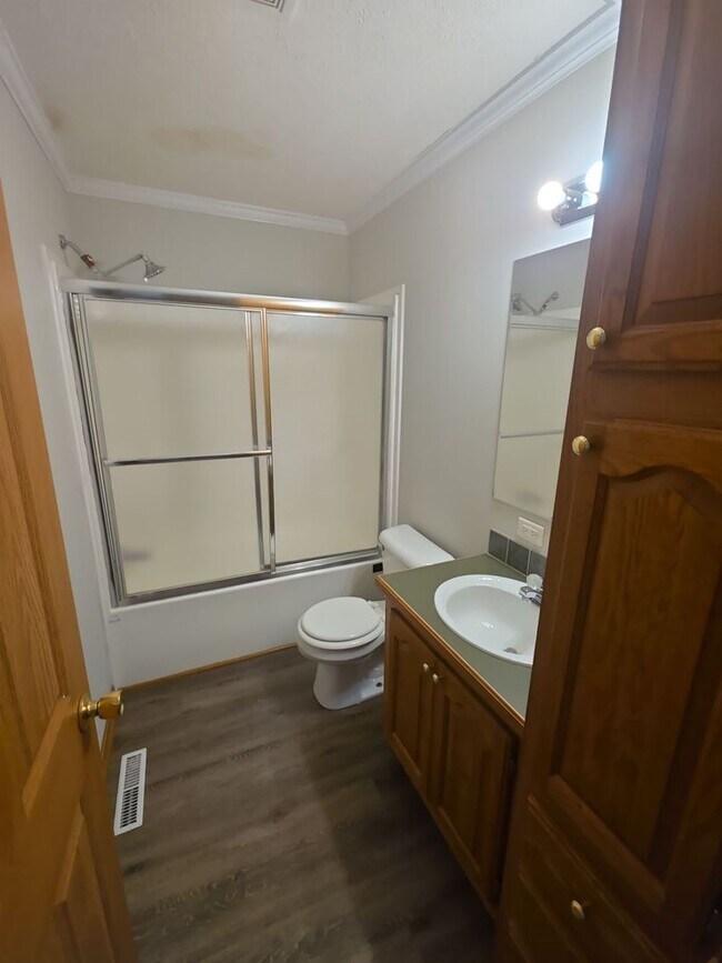 Building Photo - 124 Lake Ln