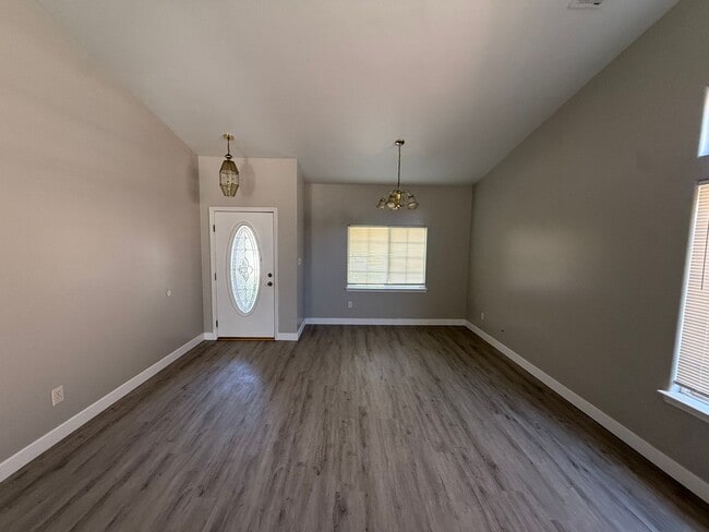 Building Photo - Spacious 4-Bedroom Home in Southwest Bakersfield