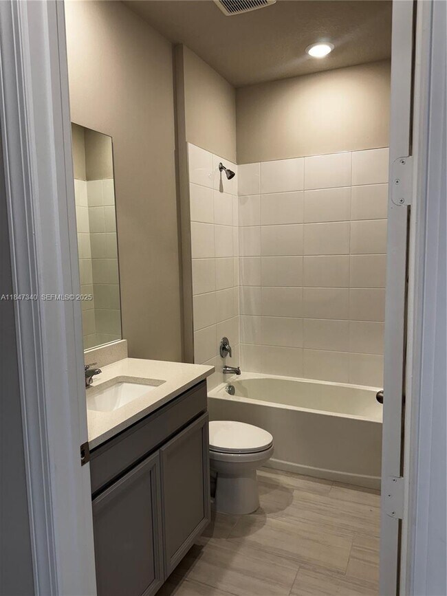 Building Photo - 6712 Cloverdale Ave