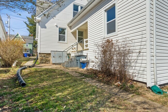 Building Photo - 5 Bedroom Single Family in Brunswick