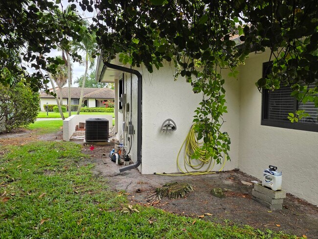 Building Photo - 435 Pine Villa Dr