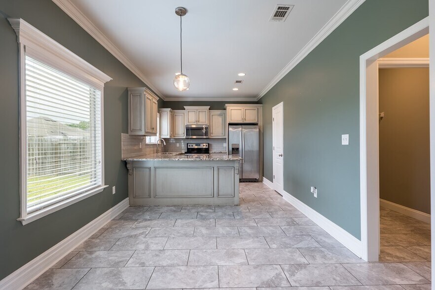 Building Photo - 4066 McKenzie Ln