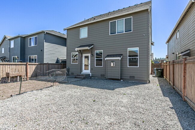 Building Photo - Beautiful 4 bedroom, 2.5 bath home in Rain...
