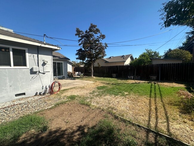 Building Photo - Three Bedroom Two Bathroom Home with Yard